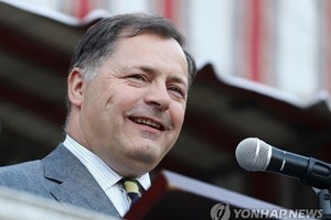 This file photo, taken May 25, 2017, shows British Ambassador Charles Hay speaking at a reception at his official residence in Seoul to celebrate the 91st birthday of Britain's Queen Elizabeth II. (Yonhap)