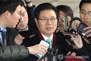 Rep. Hong Moon-jong of the main opposition Liberty Korea Party answers reporters' questions on March 9, 2018, as he appeared for prosecution questioning over suspected use of illegal political funds. (Yonhap)