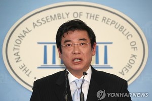 This photo, taken March 11, 2018, shows Hong Ji-man, the spokesman of the main opposition Liberty Korea Party, speaking during a press conference at the National Assembly in Seoul. (Yonhap)