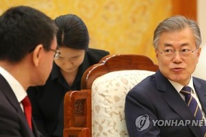 South Korean President Moon Jae-in (R) speaks during a meeting with Japanese Foreign Minister Taro Kono at his office Cheong Wa Dae in Seoul on April 11, 2018. (Yonhap)