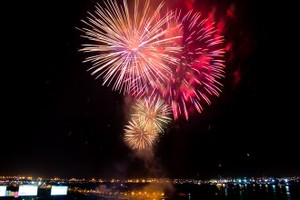 Fireworks will light up the sky of HCM City later this month to celebrate 43 years of the South Liberation and National Reunification Day (April 30, 1975) and the 132nd May Day (May 1, 1886).— Photo zing.vn