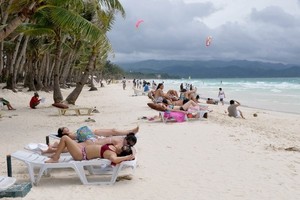 Tourists enjoy their times on Boracay (Photo: AFP/VNA)