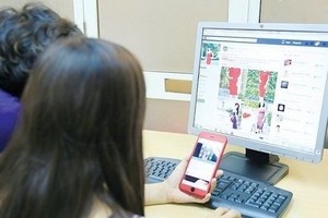 Payments for e-commerce transactions must be made via banks or authorised payment intermediary services, according to the draft of the amended Law on Tax Management.— Photo cafef.vn