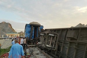 The site of the collision accident with toppled carriages. A North-South passenger train crashed into a truck at a level crossing in central Việt Nam, resulting in two casualties and 10 injured passengers. — VNA/VNS Photo