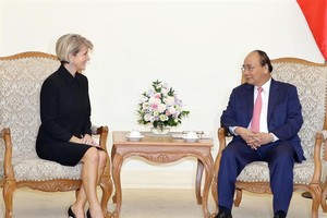 Prime Minister Nguyễn Xuân Phúc receives Australian Foreign Minister Julie Bishop in Hà Nội on May 28. 