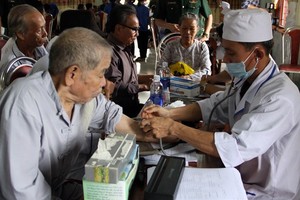 Medical workers treat residents in Hải Chánh Commune in the central province of Quảng Trị. — VNA/VNS Photo Trịnh Bang Nhiệm 