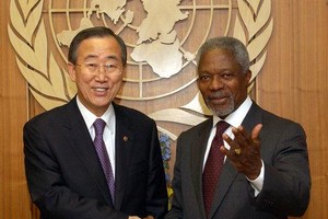 This Yonhap file photo shows former U.N. Secretary-General Ban Ki-moon (L) shaking hands with Kofi Annan, the Nobel laureate and Ban's predecessor, on Dec. 15, 2006. (Yonhap)