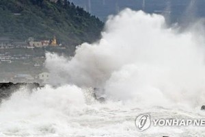 This photo taken on Aug. 22, 2018, shows typhoon waves in coastal waters off Seogwipo on the southern island of Jeju. (Yonhap)