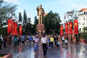 Tourists visit Ninh Kieu Wharf on September 2