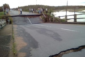 Bridge collapses, disrupts Binh Thuan-Dong Nai traffic