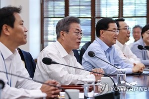 President Moon Jae-in (second from L) speaks in a weekly meeting with his top presidential aides held at his office Cheong Wa Dae in Seoul on Sept. 17, 2018, one day before he was set to embark on a three-day trip to Pyongyang for his third bilateral summ