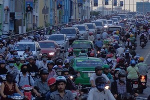 Heavy traffic on Kênh Tẻ Bridge connecting HCM City’s districts 4 and 7. — VNS File Photo.