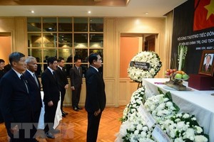 Thai Prime Minister Prayut Chan-o-cha (R) pays tribute to President Tran Dai Quang at the Vietnamese Embassy in Thailand on September 24 (Photo: VNA)