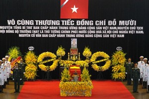 Former Party General Secretary Do Muoi is laid in state at the National Funeral Hall in Hanoi. (Photo: VNA)