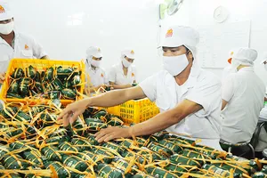 Chế biến giò chả tại Công ty Vissan, doanh nghiệp tại TPHCM đầu tư xây dựng nhà máy tại tỉnh Long An. Ảnh: CAO THĂNG