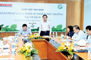 Tổng Biên tập Báo SGGP Nguyễn Tấn Phong phát biểu tại tọa đàm  “Giải pháp giảm thiểu ô nhiễm môi trường tại TPHCM”, ngày 9-5
