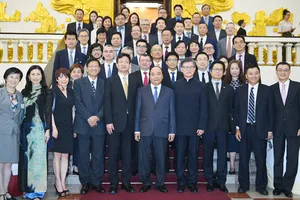 Thủ tướng Nguyễn Xuân Phúc và các thành viên đoàn doanh nghiệp Hồng Công, Trung Quốc. Ảnh: VGP