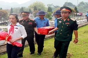 Lễ tiếp nhận các hài cốt liệt sĩ quân tình nguyện và chuyên gia Việt Nam hi sinh tại nước CHDCND Lào về an táng tại nghĩa trang Đồng Tâm