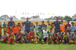 Thầy trò lớp năng khiếu chụp hình lưu niệm trước buổi tập. Ảnh: Anh Trần