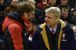 Arsene Wenger (phải) cùng Jurgen Klopp bước vào những vòng đấu cuối rất căng thẳng
