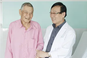Cụ Thịnh cùng bác sĩ trước ngày ra viện