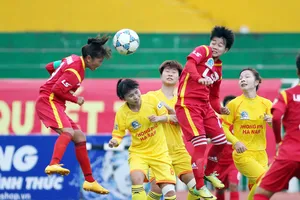 Đội trưởng Huỳnh Như (trái) bật cao đánh đầu, uy hiếp khung thành PP.Hà Nam. Ảnh: Dũng Phương