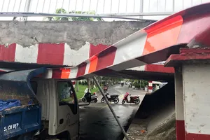 Vượt thanh chắn, xe tải kẹt dưới gầm cầu Bùi Hữu Nghĩa