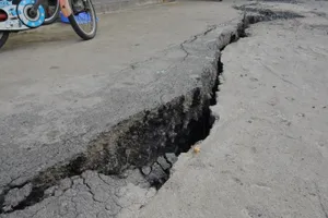 Nhà Bè xuất hiện vết nứt dài 40m, nguy cơ sạt lở rất cao