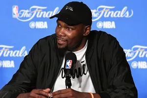 Kevin Durant trong buổi họp báo sau trận đấu