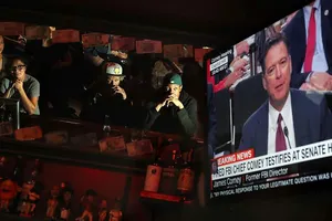 Người dân Mỹ theo dõi phiên điều trần của cựu Giám đốc FBI Comey trên truyền hình