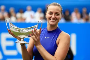 Petra Kvitova tươi cười với chiếc cúp vô địch đầu tiên kể từ khi bị chấn thương