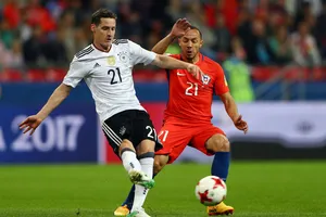 Đức (trái) cần chứng tỏ bản lĩnh trước Chile để bước lên ngôi vương