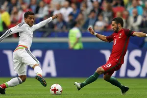 Jonathan Dos Santos (trái, Mexico) tranh bóng với Joao Moutinho (Bồ Đào Nha)