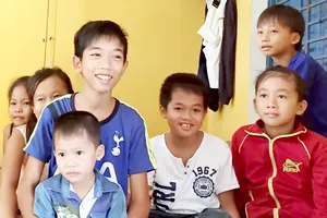 Các em quấn quít “thầy nhí” Quách Long Tứ