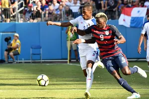 Mỹ (phải) cần vượt qua Martinique để nuôi hy vọng giành ngôi đầu bảng B