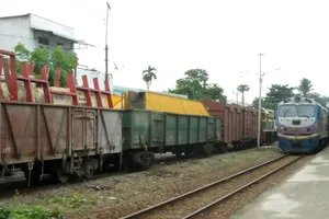 Xe lửa chạy tuyến Bắc - Nam đang qua ga Dĩ An, tỉnh Bình Dương