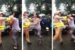 N​gười phụ nữ lớn tiếng chửi bới chiến sĩ CSGT. Ảnh cắt từ clip