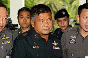 Cảnh sát áp giải Trung tướng Manas Kongpan (giữa) đến trụ sở Cảnh sát Hoàng gia Thái Lan ở Bangkok, ngày 3-6-2015. Ảnh: EPA