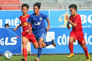 Đội PVF (giữa) có chiến thắng dễ dàng trước Đồng Nai