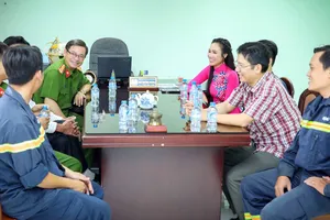 Hoa hậu Quý bà Châu Á 2016 thăm hỏi lực lượng PCCC TPHCM