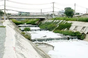 Kênh Ba Bò trắng xóa bọt hóa chất, gây ảnh hưởng nghiêm trọng đến người dân