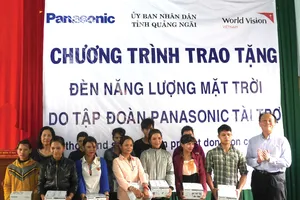 Panasonic trao tặng 1.200 đèn năng lượng mặt trời cho miền Trung