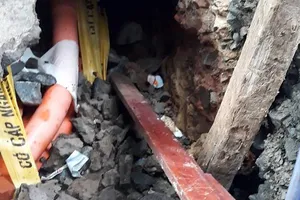 Mương cáp viễn thông ở đầu hẻm 11B đường Nguyễn Bỉnh Khiêm (quận 1) bị sụt lún
