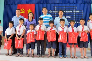 Tặng học bổng, quà và máy vi tính cho học sinh nghèo huyện Bến Cầu