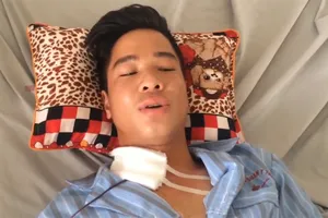 Nguyễn Thế Anh (21 tuổi, ở xã Yên Quang (huyện Kỳ Sơn, Hòa Bình) bị đạn lạc găm trúng cổ khi đang nằm trong nhà chơi điện thoại