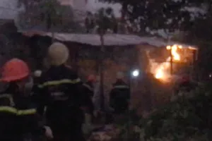 Cháy nhà do sang chiết gas, cả khu phố hoảng loạn