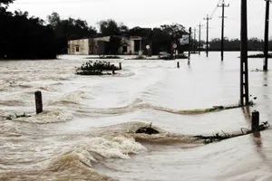 Lũ cô lập hàng ngàn nhà dân, nhiều người chết, mất tích