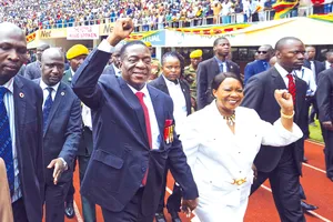 Ông Emmerson Mnangagwa (thứ ba, trái) và vợ tại lễ nhậm chức Tổng thống