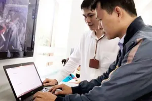 Người dân đang tìm hiểu dịch vụ công trực tuyến cấp độ 4  khi xin phép qua mạng tại UBND quận 1