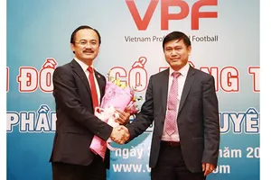 Tân Chủ tịch VPF Trần Anh Tú (phải) trao hoa tặng cựu Chủ tịch Võ Quốc Thắng. Ảnh: VPF